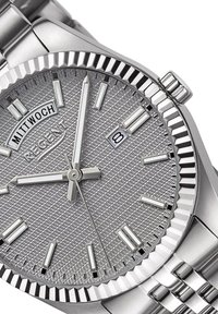 Montre en acier inoxydable argenté avec un cadran gris texturé, des index des heures, un affichage de la date et une lunette striée. Le bracelet est en métal à maillons.