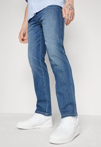 Wrangler TEXAS - Jeans Straight Leg - hare/stone-blue denim - Zalando.ch