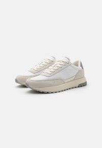 Schoenen in crème en lichtgrijs, met een mix van glad leer en suède texturen, een ronde neus, platte veters en een gestructureerde rubberen zool.