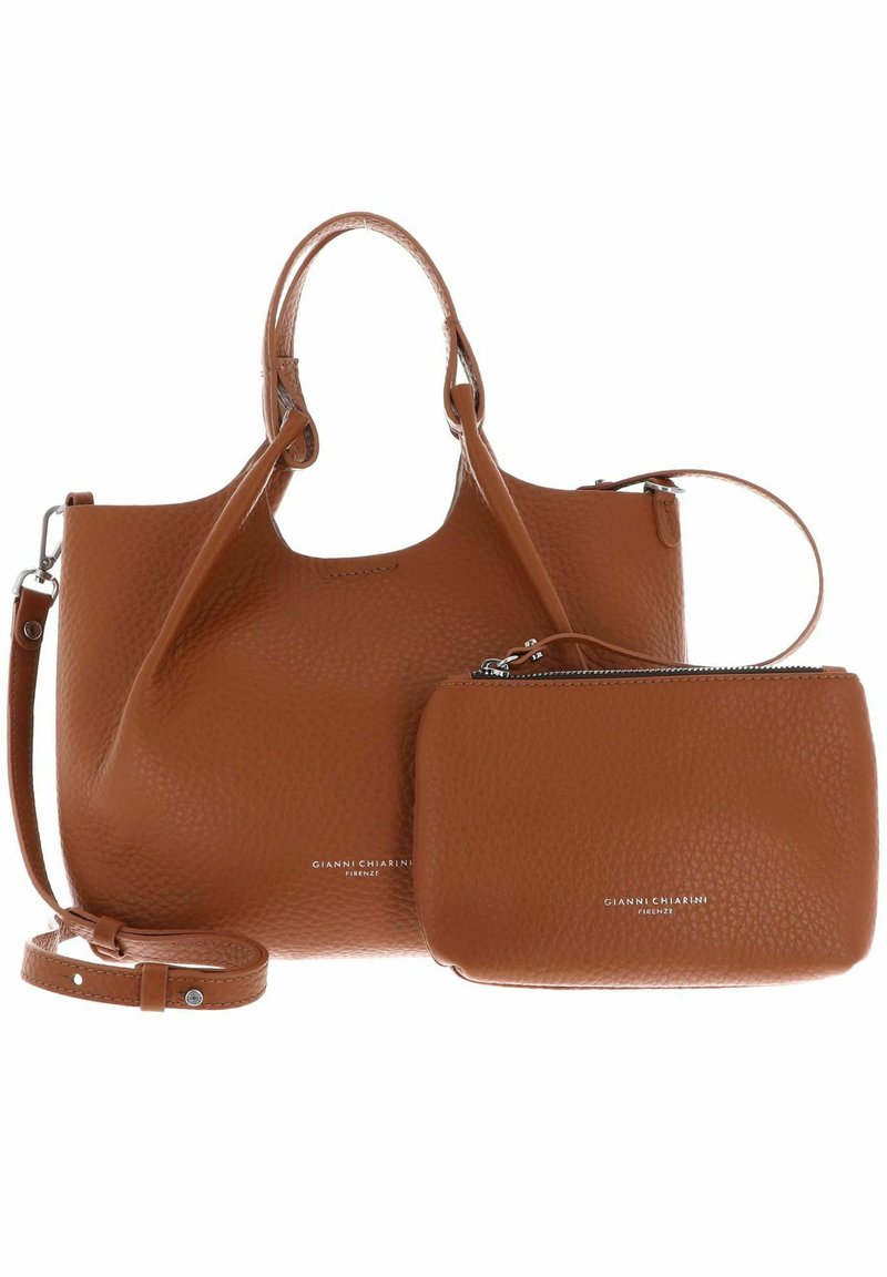 Borsa a mano in pelle marrone con superficie texturizzata, due manici e una tracolla removibile. Accompagnata da una pochette abbinata con cerniera.