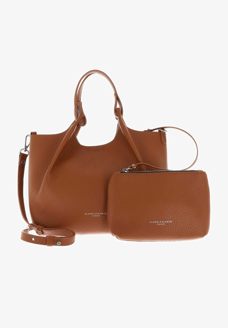 Borsa a mano in pelle marrone con superficie texturizzata, due manici e una tracolla removibile. Accompagnata da una pochette abbinata con cerniera.