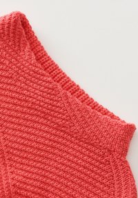 Korallfarbener Strickpullover mit einem strukturierten Fischgrätenmuster, ausgestattet mit einem gerippten Kragen und einem weichen, voluminösen Aussehen.