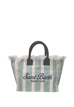 Borsa in tessuto a righe verde e bianco con bordi sfrangiati e manici neri, ricamata con il testo "Saint Barth Beach Club" sul davanti.