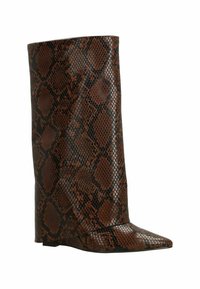 Hoge bruine wedge boots met slangenhuidpatroon, met spitze neus en een gladde textuur, vanuit de zijkant bekeken op een witte achtergrond.