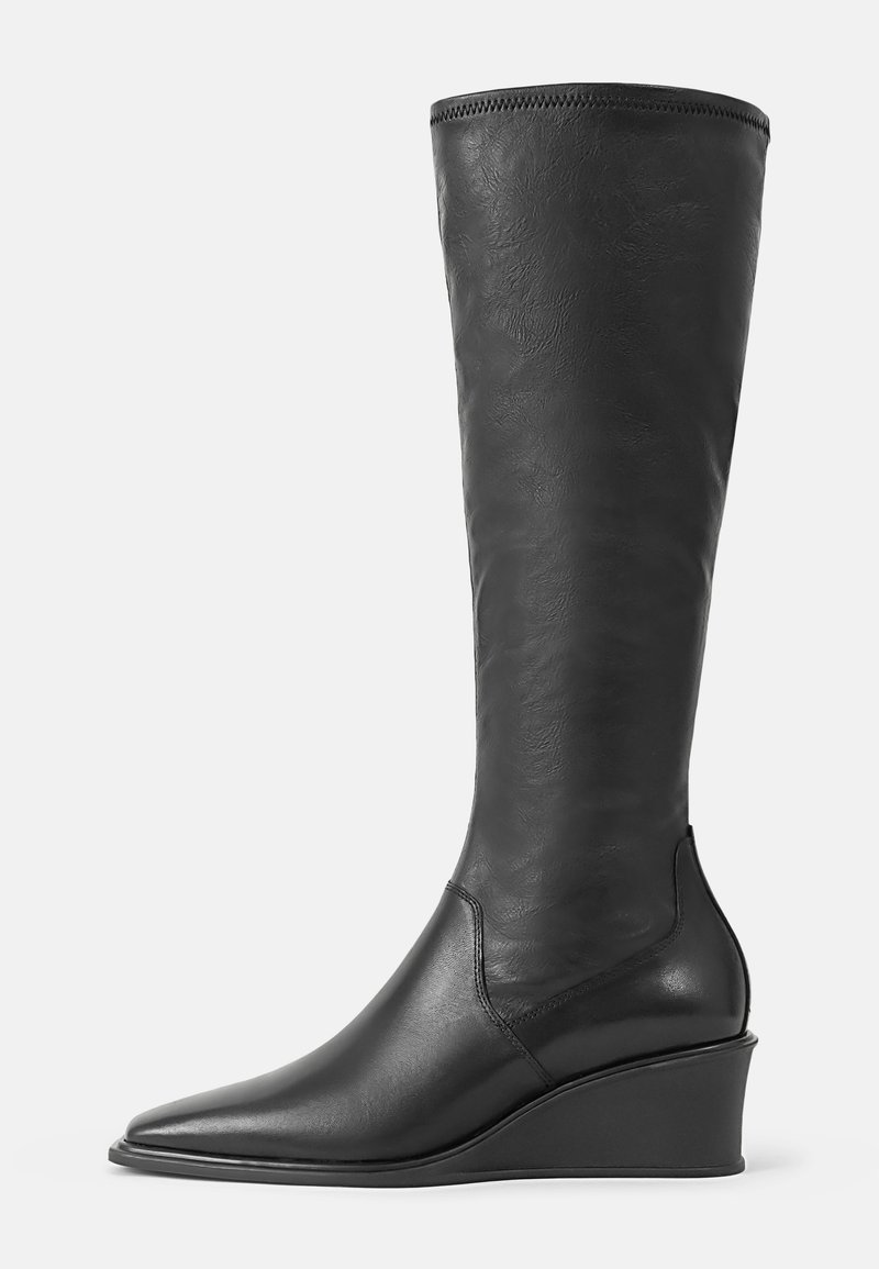 Bottes en cuir noir hautes jusqu'aux genoux avec une texture lisse, bout pointu et talon compensé ; présentent un bord cousu en haut.