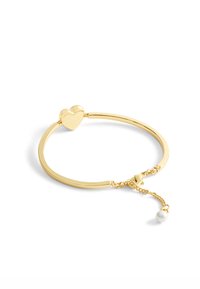 Bracciale in tono oro con un charm a forma di cuore, cinturino in metallo liscio, catena regolabile e un piccolo accento di perla bianca.