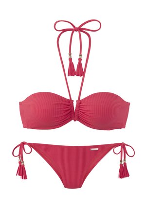Roze geribbelde bikini met een strapless top met franjes, en een bijpassende onderkant met knoopdetails aan de zijkanten.