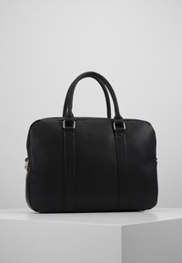 Schwarze Lederhandtasche mit strukturierter Oberfläche, ausgestattet mit zwei oberen Griffen, silberfarbener Hardware und kontrastierenden horizontalen Nähten.