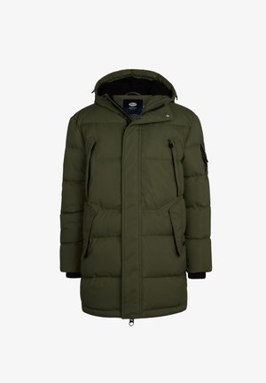 Abrigo acolchado color verde oliva con cierre de cremallera y botón, múltiples bolsillos y capucha. Combinado con unos vaqueros azul claro y zapatillas negras.