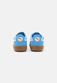 Blå mocka sneakers med en sula av gummigummi, med vita detaljer och en guldfärgad logotyp på hälen samt en vadderad krage för extra komfort.