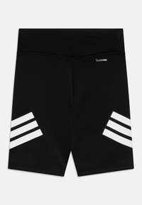 Mustat urheilushortsit, joissa on valkoiset kolmoisraidat kummallakin puolella ja pieni "Climacool"-logo vyötärön etupuolella oikealla.