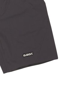 Tummanharmaat lyhyet housut, jotka on valmistettu kevyestä kankaasta ja joissa on erottuva valkoinen "Element" -logo brodeerattuna oikeassa alareunassa.