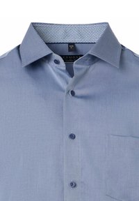 Lichtblauw overhemd van een gladde stof, met een button-down kraag, een subtiele zak en een gestreepte voering van de binnenkraag.