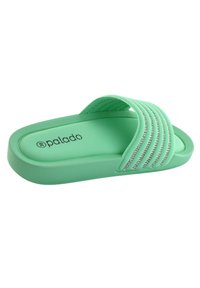 Infradito verde con una finitura liscia e opaca; presenta una cinturino ampio con accenti metallici orizzontali e una soletta sagomata.