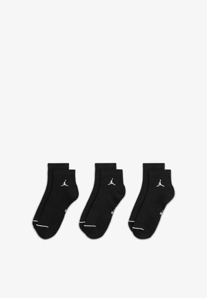 Calzini neri in cotone con logo Jumpman bianco sul lato esterno, polsini a coste e punta e tallone rinforzati per maggiore durabilità.