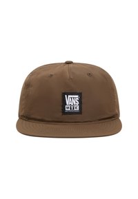 Ruskea Vans-lippalakki, jossa on tasainen lippa ja joka on valmistettu sileästä kankaasta. Takanassa on suorakulmainen musta laika, jossa on valkoista tekstiä ja logo edessä.