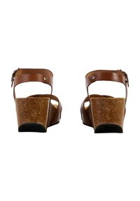Sandali con zeppa in pelle marrone con piattaforma in sughero, cinturino alla caviglia regolabile e design aperto con punta arrotondata, caratterizzati da una superficie testurizzata.