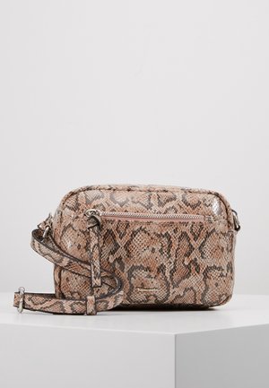 Petit sac bandoulière rectangulaire avec imprimé serpent beige et marron, fermeture éclair argentée, et sangle réglable posé sur une surface blanche avec un fond gris clair.