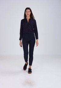 Vero Moda VMVICTORIA ANTIFIT - Chinos - navy blazer