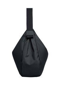 Svart tygväska med geometrisk form, försedd med en platt rem och rynkad topp. Tillverkad av slätt, matt material. Ingen synlig hårdvara.