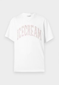 Λευκό κοντομάνικο μπ λουζάκι με το κείμενο "ICECREAM" φτιαγμένο από πολύχρωμες ζαχαρίτσες στο στήθος, σε απλό φόντο.