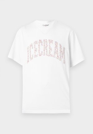 Weißes T-Shirt mit kurzen Ärmeln und dem Schriftzug "ICECREAM" aus bunten Streuseln auf der Brust, dargestellt vor einem einfarbigen Hintergrund.