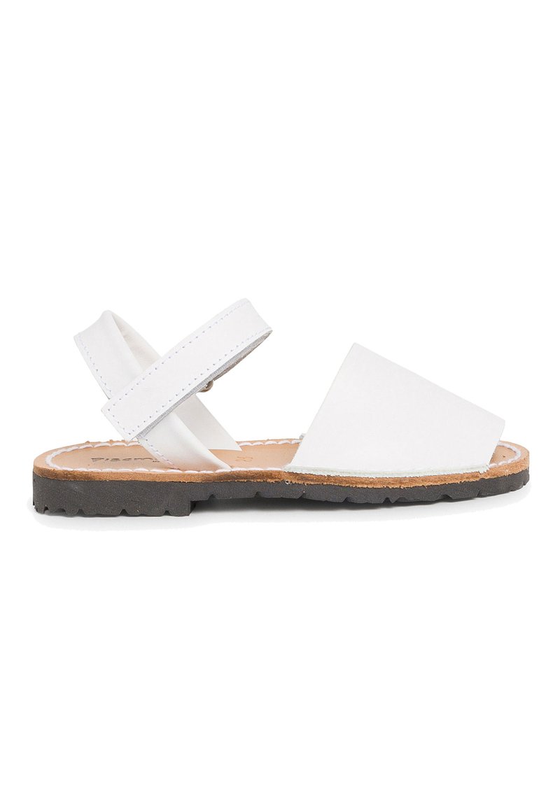 Sandalo in pelle bianca con un design a punta triangolare, cinturino alla caviglia regolabile e suola in gomma marrone con un motivo testurizzato.
