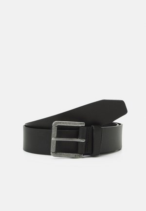 Schwarzer Leder-Gürtel mit einer rechteckigen silbernen Metallschnalle. Er hat eine glatte Oberfläche und ein schlichtes Design, mit einer spitzen Endung.