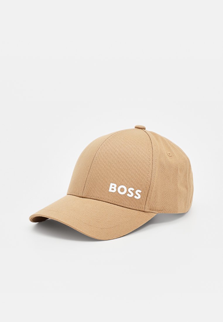 Casquette en tissu beige clair avec un design structuré et une visière courbée. Présente le logo blanc "BOSS" à l'avant.
