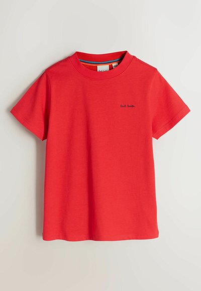 T-shirt rouge à manches courtes et col rond, avec un petit logo noir "Paul Smith" sur la poitrine et des rayures colorées à l'intérieur du col.