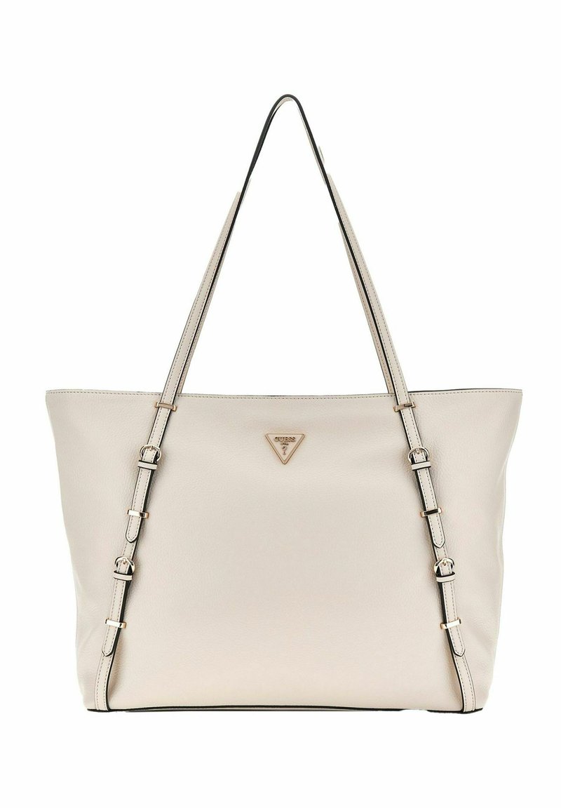 Borsa tote beige con una texture morbida, doppie tracolle e bordi neri. Presenta una placca con logo dorato sul davanti e un design spazioso.