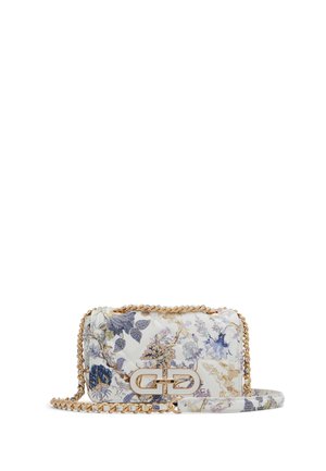 Sac à épaule en cuir blanc matelassé avec des motifs floraux bleus et dorés, une anse en chaîne dorée et un fermoir entrelacé doré à l'avant.