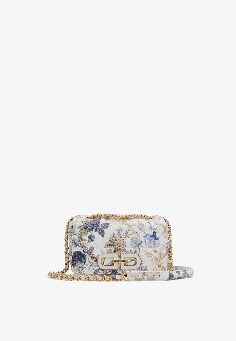 Sac à épaule en cuir blanc matelassé avec des motifs floraux bleus et dorés, une anse en chaîne dorée et un fermoir entrelacé doré à l'avant.