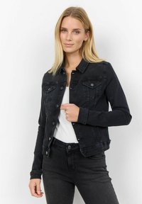 Svart denimjacka med en knapp-up framsida, två bröstfickor och figursydd design. Långa ärmar med knappmanschetter. Texturerad tyg.