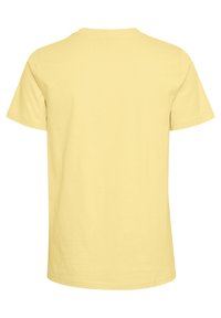 T-shirt jaune à manches courtes en coton doux, avec un col rond classique et un ourlet droit. Pas de motifs ni d'accents visibles.