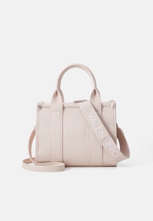 Sac à main en cuir rose Valentino avec logo embossé, design structuré, double poignées et bandoulière amovible. Texture lisse, style minimaliste.