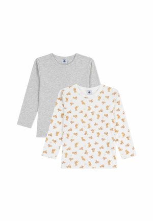 Zwei Langarmshirts: eines grau, das andere weiß mit orangefarbenen Katzenmotiven, beide aus weichem Baumwollstoff. Etiketten im Nackenbereich zeigen die Marke an.