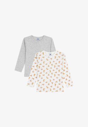 Zwei Langarmshirts: eines grau, das andere weiß mit orangefarbenen Katzenmotiven, beide aus weichem Baumwollstoff. Etiketten im Nackenbereich zeigen die Marke an.