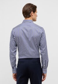Marineblauw en wit gestreept overhemd met lange mouwen, met een button-down kraag en manchet, gemaakt van een gladde katoenstof en een getailleerde pasvorm.