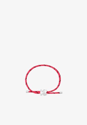 Braccialetto intrecciato rosso con accenti neri, caratterizzato da un piccolo charm in argento a forma di orsetto e terminali argentati.