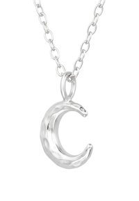 Zilveren hanger in de vorm van een maansikkel, met een getextureerde, hamerslag afwerking, hangend aan een fijne ketting met ovale schakels.