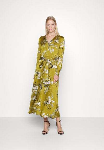 Vestido longo, verde-oliva, com um padrão floral, decote em V e cintura atada. Feito de um tecido sedoso, apresenta mangas longas e uma silhueta fluida.