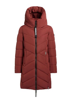 Červená péřová bunda s vysokým límcem, překříženým prošíváním ve tvaru chevronu, zapínáním na přední zip a viditelnou značkovou štítkem. Dlouhé rukávy a navržena pro teplo.