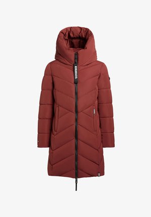 Rode pufferjas met een hoge kraag, gewatteerd design in chevronpatroon, ritssluiting aan de voorkant en zichtbaar merkembleem. Lange mouwen en ontworpen voor warmte.