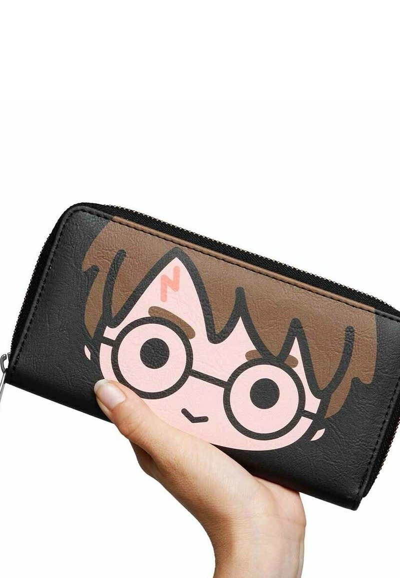 Cartera negra con un personaje de dibujos animados que tiene el cabello marrón y gafas redondas, detallada con una cara rosa y un acento de rayo.