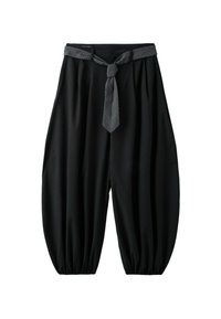 Pantalon noir à jambes larges avec chevilles élastiques et ceinture en tissu gris à motifs nouée à la taille sur fond blanc.