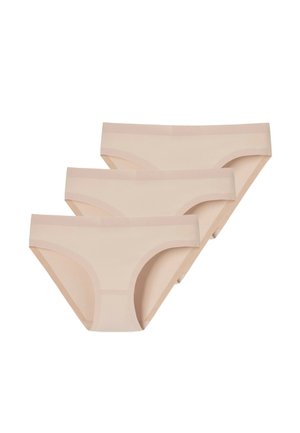 Trois culottes bikini beiges pour femmes, empilées en éventail léger sur un fond blanc.