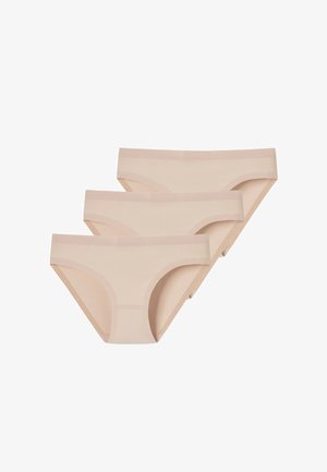 Trois culottes bikini beiges pour femmes, empilées en éventail léger sur un fond blanc.