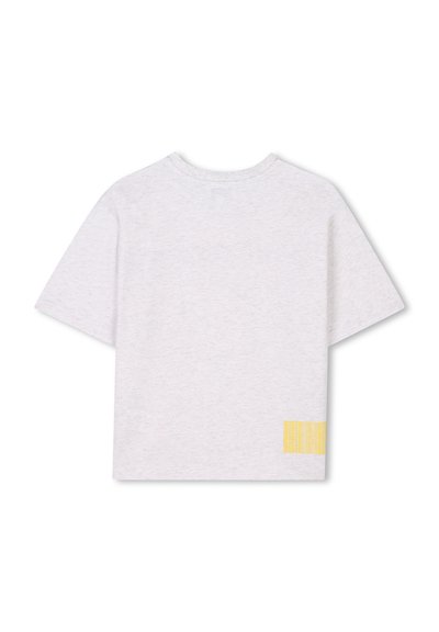 T-shirt gris à manches courtes en mélange de coton doux. Présente un accent texturé jaune sur le côté gauche. Design simple à col rond.