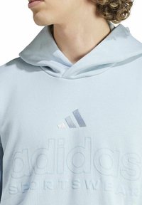 adidas Sportswear MIT LOGO - Felpa con cappuccio - rauchblau